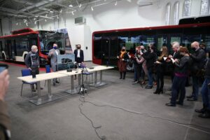 05.03.2021. Starachowice. Zakłady MAN. Podpisanie umowy na wyprodukowanie autobusów dla miasta. Na zdjęciu (od lewej): Mehmet Sermet - kierownik zakładu, Marek Materek - prezydent Starachowic, Magdalena Duda – dyrektor do spraw sprzedaży MAN / Wiktor Taszłow / Radio Kielce