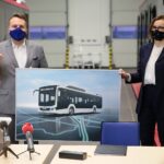 05.03.2021. Starachowice. Zakłady MAN. Podpisanie umowy na wyprodukowanie autobusów dla miasta. Na zdjęciu: Marek Materek - prezydent Starachowic, Magdalena Duda – dyrektor do spraw sprzedaży MAN / Wiktor Taszłow / Radio Kielce