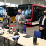05.03.2021. Starachowice. Zakłady MAN. Podpisanie umowy na wyprodukowanie autobusów dla miasta. Na zdjęciu (od lewej): Mehmet Sermet - kierownik zakładu, Marek Materek - prezydent Starachowic, Magdalena Duda – dyrektor do spraw sprzedaży MAN / Wiktor Taszłow / Radio Kielce