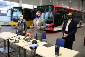 05.03.2021. Starachowice. Zakłady MAN. Podpisanie umowy na wyprodukowanie autobusów dla miasta. Na zdjęciu (od lewej): Mehmet Sermet - kierownik zakładu, Marek Materek - prezydent Starachowic, Magdalena Duda – dyrektor do spraw sprzedaży MAN / Wiktor Taszłow / Radio Kielce