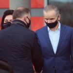 16.03.2021. Ruda Strawczyńska. Wizyta prezydenta RP Andrzeja Dudy w firmie DEFRO. Na zdjęciu (od lewej): Andrzej Duda - prezydent RP, Robert Dziubeła - prezes firmy DEFRO / Wiktor Taszłow / Radio Kielce