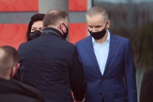 16.03.2021. Ruda Strawczyńska. Wizyta prezydenta RP Andrzeja Dudy w firmie DEFRO. Na zdjęciu (od lewej): Andrzej Duda - prezydent RP, Robert Dziubeła - prezes firmy DEFRO / Wiktor Taszłow / Radio Kielce