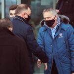 16.03.2021. Ruda Strawczyńska. Wizyta prezydenta RP Andrzeja Dudy w firmie DEFRO. Na zdjęciu (od lewej): Andrzej Duda - prezydent RP, Zbigniew Koniusz - wojewoda świętokrzyski / Wiktor Taszłow / Radio Kielce