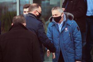 16.03.2021. Ruda Strawczyńska. Wizyta prezydenta RP Andrzeja Dudy w firmie DEFRO. Na zdjęciu (od lewej): Andrzej Duda - prezydent RP, Zbigniew Koniusz - wojewoda świętokrzyski / Wiktor Taszłow / Radio Kielce