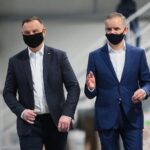 16.03.2021. Ruda Strawczyńska. Wizyta prezydenta RP Andrzeja Dudy w firmie DEFRO. Na zdjęciu (od lewej): Andrzej Duda - prezydent RP, Robert Dziubeła - prezes firmy DEFRO / Wiktor Taszłow / Radio Kielce