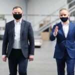 16.03.2021. Ruda Strawczyńska. Wizyta prezydenta RP Andrzeja Dudy w firmie DEFRO. Na zdjęciu (od lewej): Andrzej Duda - prezydent RP, Robert Dziubeła - prezes firmy DEFRO / Wiktor Taszłow / Radio Kielce