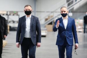 16.03.2021. Ruda Strawczyńska. Wizyta prezydenta RP Andrzeja Dudy w firmie DEFRO. Na zdjęciu (od lewej): Andrzej Duda - prezydent RP, Robert Dziubeła - prezes firmy DEFRO / Wiktor Taszłow / Radio Kielce