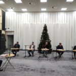 02.01.2022. Studio Polityczne Radia Kielce. Na zdjęciu (od lewej): Radosław Podsiadły - Radio Kielce, Tomasz Pleban - Prawo i Sprawiedliwość, Michał Piasecki - Platforma Obywatelska, Mateusz Kołodziejczyk - Polskie Stronnictwo Ludowe, Łukasz Wasilewski - Konfederacja, Jacek Skórski - Nowa Lewica / Sebastian Kalwat / Radio Kielce