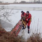 04.02.2022. Palonki. Strażacy uratowali psa, który wpadł do przerębla / KPP Busko-Zdrój