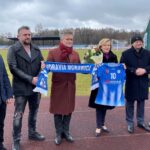 07.02.2022. Morawica. Ministerialne dofinasowanie dla Moravii Morawica. Na zdjęciu (od lewej): Przemysław Strójwąs - prezes Moravii Morawica, Krystian Kruk - wiceprezes Moravii Morawica, Krzysztof Słoń - senator PiS, Anna Krupka - wiceminister sportu i turystyki, Marian Buras - burmistrz Morawicy i Jacek Kuzia - przewodniczący Rady Powiatu w Kielcach / Michał Kita / Radio Kielce