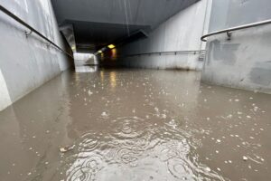 17.02.2022. Kielce. Woda w tunelu podziemnym pod rondem Gustawa Herlinga-Grudzińskiego / Wiktor Taszłow / Radio Kielce