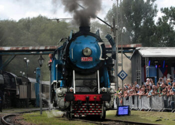 „Papouszek”, czyli czeska „Papuga”, została wyprodukowana w 1954 roku w CKD Praha i jest bliźniaczym parowozem słowackiej maszyny. Jest to stosunkowo szybka lokomotywa, dlatego pierwotnie była przeznaczona do transportu podmiejskiego i pociągów ekspresowych / Robert Felczak / Radio Kielce