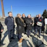 14.02.2022. Włostów. Konferencja w sprawie Świętokrzyskiego Centrum Przedsiębiorczości Rolnej we Włostowie. Na zdjęciu (od lewej): Adam Rozszczypała - radny powiatowy, Kazimierz Żółtek - radny powiatowy, Bożena Kornacka - wiceprzewodnicząca rady powiatu, Małgorzata Jalowska - wicestarosta opatowski, Krzysztof Lipiec - prezes świętokrzyskich struktur PiS, Grzegorz Gajewski - burmistrz Opatowa, Tomasz Staniek - starosta opatowski, Alicja Frejlich - radna powiatowa i Paweł Sadrak - sekretarz powiatu opatowskiego / Emilia Sitarska / Radio Kielce