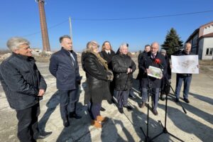 14.02.2022. Włostów. Konferencja w sprawie Świętokrzyskiego Centrum Przedsiębiorczości Rolnej we Włostowie. Na zdjęciu (od lewej): Adam Rozszczypała - radny powiatowy, Kazimierz Żółtek - radny powiatowy, Bożena Kornacka - wiceprzewodnicząca rady powiatu, Małgorzata Jalowska - wicestarosta opatowski, Krzysztof Lipiec - prezes świętokrzyskich struktur PiS, Grzegorz Gajewski - burmistrz Opatowa, Tomasz Staniek - starosta opatowski, Alicja Frejlich - radna powiatowa i Paweł Sadrak - sekretarz powiatu opatowskiego / Emilia Sitarska / Radio Kielce