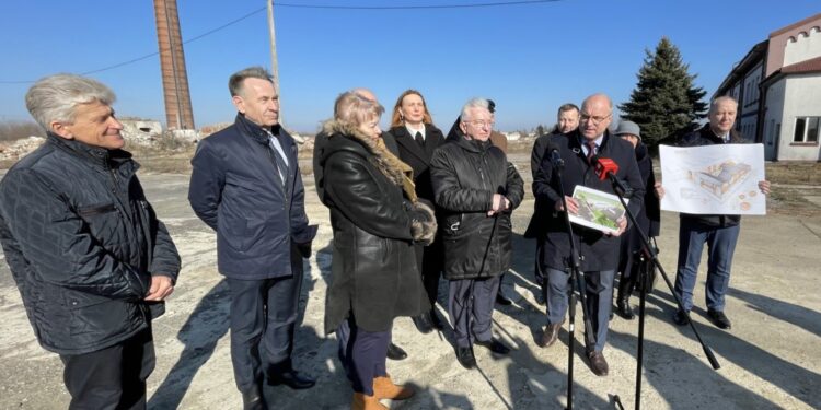 14.02.2022. Włostów. Konferencja w sprawie Świętokrzyskiego Centrum Przedsiębiorczości Rolnej we Włostowie. Na zdjęciu (od lewej): Adam Rozszczypała - radny powiatowy, Kazimierz Żółtek - radny powiatowy, Bożena Kornacka - wiceprzewodnicząca rady powiatu, Małgorzata Jalowska - wicestarosta opatowski, Krzysztof Lipiec - prezes świętokrzyskich struktur PiS, Grzegorz Gajewski - burmistrz Opatowa, Tomasz Staniek - starosta opatowski, Alicja Frejlich - radna powiatowa i Paweł Sadrak - sekretarz powiatu opatowskiego / Emilia Sitarska / Radio Kielce