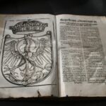 08.02.2022. Sandomierz. Magazyn starodruków Biblioteki Diecezjalnej w Sandomierzu. Na zdjęciu: Statuta Serenissimi Domini Sigismundi Primi – wydane w Krakowie 1524, jedna z wielu edycji tego zbioru druków urzędowych. Zwiera drzeworyt z godłem Polski oraz portrety Zygmunta I Starego i królowej Bony Sforzy. W oprawie późniejszej półskórkowej. / Biblioteka Diecezjalna w Sandomierzu