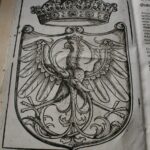 08.02.2022. Sandomierz. Magazyn starodruków Biblioteki Diecezjalnej w Sandomierzu. Na zdjęciu: Statuta Serenissimi Domini Sigismundi Primi – wydane w Krakowie 1524, jedna z wielu edycji tego zbioru druków urzędowych. Zwiera drzeworyt z godłem Polski oraz portrety Zygmunta I Starego i królowej Bony Sforzy. W oprawie późniejszej półskórkowej. / Biblioteka Diecezjalna w Sandomierzu