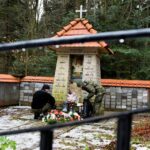 13.02.2022. Wykus. Porządkowanie mogił i miejsc pamięci żołnierzy AK / Daniel Woś