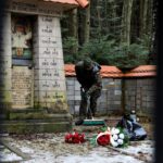 13.02.2022. Wykus. Porządkowanie mogił i miejsc pamięci żołnierzy AK / Daniel Woś