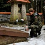 13.02.2022. Wykus. Porządkowanie mogił i miejsc pamięci żołnierzy AK / Daniel Woś