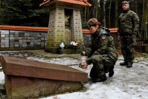 13.02.2022. Wykus. Porządkowanie mogił i miejsc pamięci żołnierzy AK / Daniel Woś