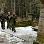 13.02.2022. Wykus. Porządkowanie mogił i miejsc pamięci żołnierzy AK / Daniel Woś