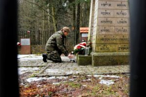 13.02.2022. Wykus. Porządkowanie mogił i miejsc pamięci żołnierzy AK / Daniel Woś