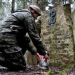 13.02.2022. Wykus. Porządkowanie mogił i miejsc pamięci żołnierzy AK / Daniel Woś