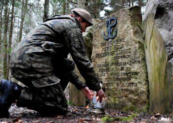 13.02.2022. Wykus. Porządkowanie mogił i miejsc pamięci żołnierzy AK / Daniel Woś