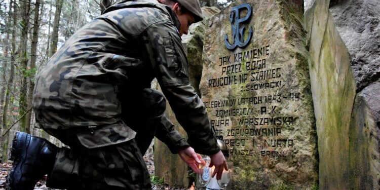 13.02.2022. Wykus. Porządkowanie mogił i miejsc pamięci żołnierzy AK / Daniel Woś