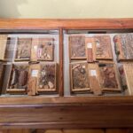 26.02.2022. Sandomierz. Muzeum Diecezjalne. Księgi drzewne / Grażyna Szlęzak-Wójcik / Radio Kielce