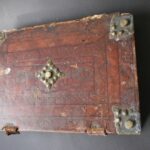 08.02.2022. Sandomierz. Magazyn starodruków Biblioteki Diecezjalnej w Sandomierzu. Na zdjęciu: przykład oprawy średniowiecznej: deska powleczona skórą, zdobioną radełkami. Zapinki, w centrum i narożach okładek okucia ozdobne. W woluminie zwarte są dwa dzieła Pelbarta de Temesvari z 1504 i 1509 roku. Książka filipinów ze Studzianny. / Biblioteka Diecezjalna w Sandomierzu