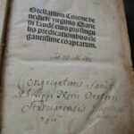 08.02.2022. Sandomierz. Magazyn starodruków Biblioteki Diecezjalnej w Sandomierzu. Na zdjęciu: przykład oprawy średniowiecznej: deska powleczona skórą, zdobioną radełkami. Zapinki, w centrum i narożach okładek okucia ozdobne. W woluminie zwarte są dwa dzieła Pelbarta de Temesvari z 1504 i 1509 roku. Książka filipinów ze Studzianny. / Biblioteka Diecezjalna w Sandomierzu