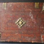 08.02.2022. Sandomierz. Magazyn starodruków Biblioteki Diecezjalnej w Sandomierzu. Na zdjęciu: przykład oprawy średniowiecznej: deska powleczona skórą, zdobioną radełkami. Zapinki, w centrum i narożach okładek okucia ozdobne. W woluminie zwarte są dwa dzieła Pelbarta de Temesvari z 1504 i 1509 roku. Książka filipinów ze Studzianny. / Biblioteka Diecezjalna w Sandomierzu