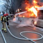 08.02.2022. Skarżysko-Kamienna. Pożar autobusu MPK / Paweł Sieczka / PSP Skarzysko