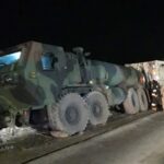 14.02.2022. Wzdół Rządowy. Pojazd amerykańskiej armii zakopany na grząskim terenie / KWP SP