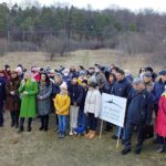 27.02.2022. Kielce. Protest mieszkańców Podkarczówki. W spotkaniu uczestniczyli kieleccy radni: Wiesław Koza - PiS (na zdjęciu, drugi z lewej); obok: Marianna Noworycka-Gniatkowska - PiS, Joanna Winiarska - Bezpartyjni i Niezależni, Monika Słoniewska - PiS i Anna Kibortt - Projekt Wspólne Kielce / Marcin Marszałek / Radio Kielce