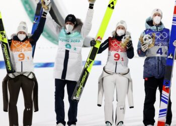 07.02.2022. Zimowe Igrzyska Olimpijskie Pekin 2022. Drużyna Słowenii (od lewej): Ursa Bogataj, Timi Zajc, Nika Kriznar i Peter Prevc, cieszy się ze zwycięstwa po konkursie skoków narciarskich drużyn mieszanych na skoczni normalnej / PAP/Grzegorz Momot