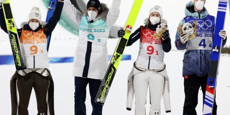 07.02.2022. Zimowe Igrzyska Olimpijskie Pekin 2022. Drużyna Słowenii (od lewej): Ursa Bogataj, Timi Zajc, Nika Kriznar i Peter Prevc, cieszy się ze zwycięstwa po konkursie skoków narciarskich drużyn mieszanych na skoczni normalnej / PAP/Grzegorz Momot