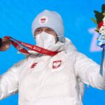 08.02.2022. Zimowe Igrzyska Olimpijskie Pekin 2022. Na zdjęciu: Dawid Kubacki podczas ceremonii dekoracji medalistów ze skoczni normalnej / PAP/Grzegorz Momot