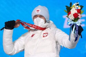 08.02.2022. Zimowe Igrzyska Olimpijskie Pekin 2022. Na zdjęciu: Dawid Kubacki podczas ceremonii dekoracji medalistów ze skoczni normalnej / PAP/Grzegorz Momot