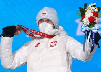 08.02.2022. Zimowe Igrzyska Olimpijskie Pekin 2022. Na zdjęciu: Dawid Kubacki podczas ceremonii dekoracji medalistów ze skoczni normalnej / PAP/Grzegorz Momot