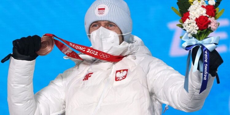 08.02.2022. Zimowe Igrzyska Olimpijskie Pekin 2022. Na zdjęciu: Dawid Kubacki podczas ceremonii dekoracji medalistów ze skoczni normalnej / PAP/Grzegorz Momot