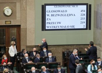 08.02.2022. Warszawa. Posłowie na sali obrad w pierwszym dniu posiedzenia Sejmu w Warszawie. Sejm wybrał Bogdana Święczkowskiego na sędziego Trybunału Konstytucyjnego / PAP/Paweł Supernak