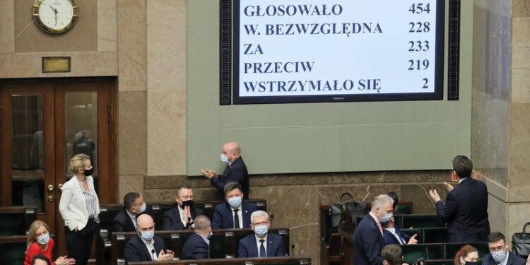 08.02.2022. Warszawa. Posłowie na sali obrad w pierwszym dniu posiedzenia Sejmu w Warszawie. Sejm wybrał Bogdana Święczkowskiego na sędziego Trybunału Konstytucyjnego / PAP/Paweł Supernak