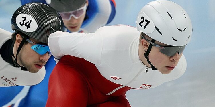 09.02.2022. Pekin. Zimowe Igrzyska Olimpijskie. Polak Michał Niewiński w biegu ćwierćfinałowym na 1500 m w short tracku / Grzegorz Momot / PAP