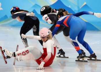 11.02.2022. Zimowe Igrzyska Olimpijskie Pekin 2022. Natalia Maliszewska upada podczas biegu ćwierćfinałowego na 1000 m w short track / PAP/Grzegorz Momot