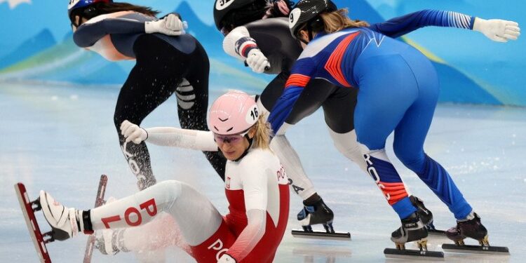 11.02.2022. Zimowe Igrzyska Olimpijskie Pekin 2022. Natalia Maliszewska upada podczas biegu ćwierćfinałowego na 1000 m w short track / PAP/Grzegorz Momot