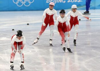 13.02.2022. Zimowe Igrzyska Olimpijskie - Pekin 2022. Na zdjęciu: (od lewej): Nikola Mazur, Natalia Maliszewska, Kamila Stormowska i Patrycja Maliszewska po biegu finału B sztafet na 3000 m w short tracku / PAP/Grzegorz Momot