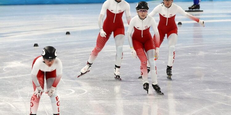 13.02.2022. Zimowe Igrzyska Olimpijskie - Pekin 2022. Na zdjęciu: (od lewej): Nikola Mazur, Natalia Maliszewska, Kamila Stormowska i Patrycja Maliszewska po biegu finału B sztafet na 3000 m w short tracku / PAP/Grzegorz Momot